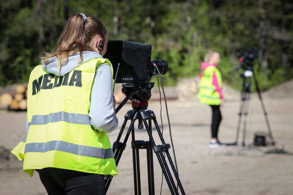 Elever vid Samhällsprogrammet Media på Furuhedsskolan är ute på en inspelning med kameror på stativ.