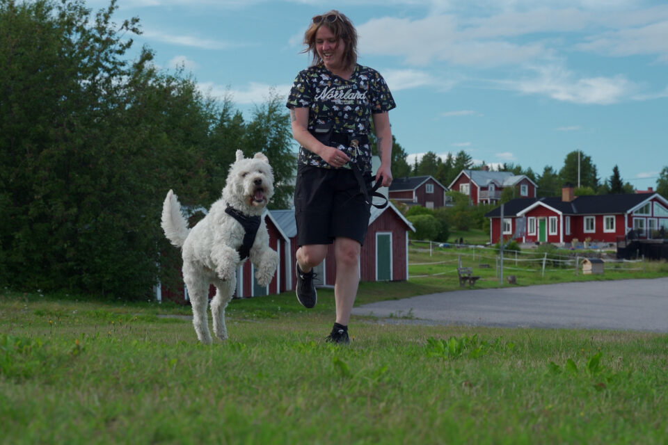 Kicki och Lichie springer över en gräsmatta i Siknäs.