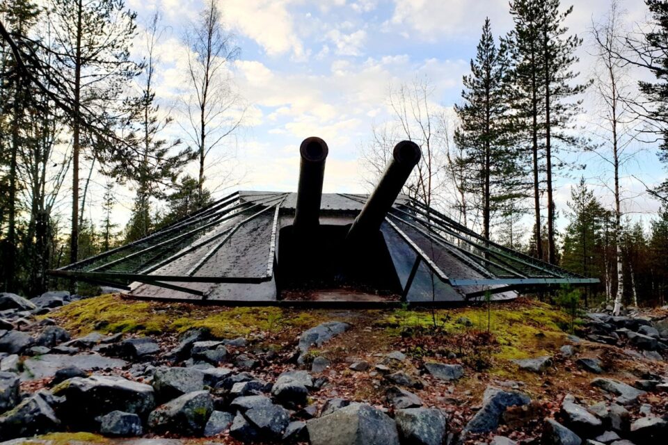 Ett av Siknäsfortets försvarskanoner som ligger på en stenig mark.