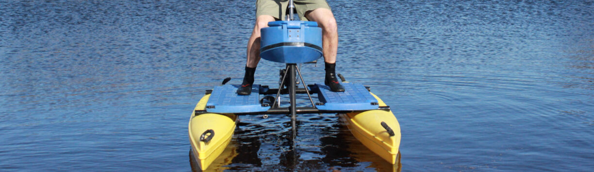 En hydrobike på vattnet där man ser två ben från en människa på cykeln.