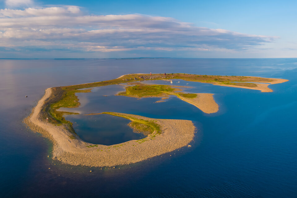 Ön Malören i Kalix skärgård syns här från ovan, som en kringlig ö med stränder runt om, mitt i det blå havet.