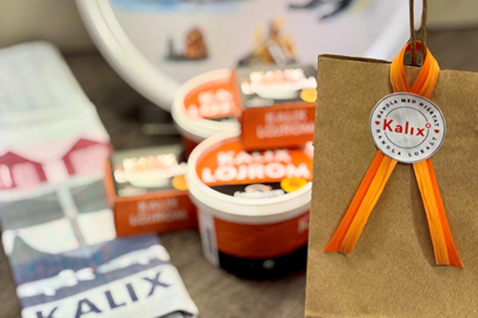 Kalixprodukter, som Kalix Löjrom, en handduk och en papperspåse med Kalix-sigill.
